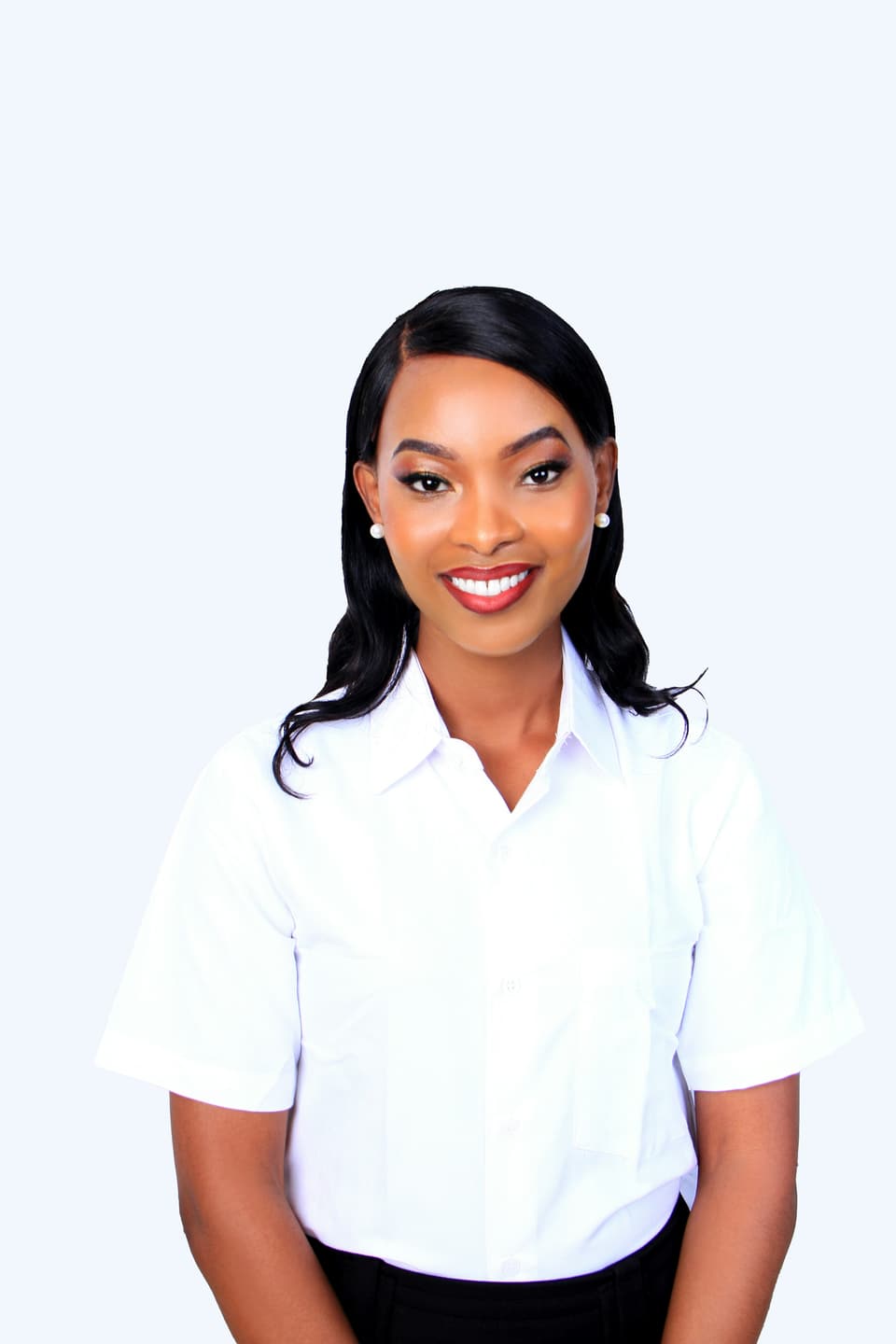 Retrato de dentista mulher sorrindo, de camisa branca, sobre fundo claro
